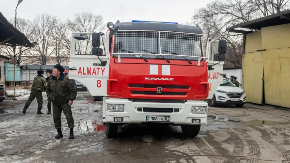 Астана тұрғыны өртеніп жатқан 9-қабаттағы пәтерден төсек жаймасымен түспек болған: видео