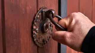 Жаңа заң бойынша қанша қазақстандық үйінен шығарылғаны айтылды