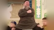 Балаларға аяғын уқалатқан: ҚМДБ имамның видеосына қатысты пікір блдірді