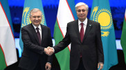 Тоқаев пен Мирзиёев бейресми кездесу өткізді