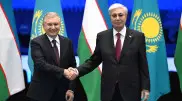 Тоқаев пен Мирзиёев бейресми кездесу өткізді