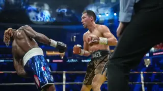 Жәнібек Әлімханұлы Астанада нокаутпен әлем чемпионы атақтарын қорғады