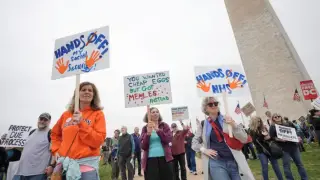 АҚШ-та мыңдаған адам Трамп пен Маскқа қарсы наразылыққа шықты