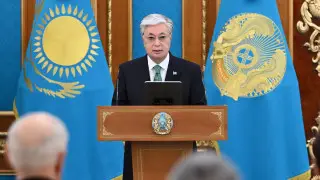 “Қазақстанға әсер ететіні сөзсіз, алайда дүрлігуге себеп жоқ“: Тоқаев әлемдік нарықтардың құлдырауы туралы