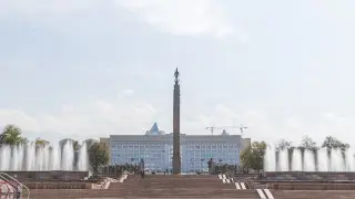 “Күзетшілер суретке түсуге тыйым салған“: Алматы әкімдігі алдындағы алаң кімге тиесілі?