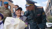 Алматыда әскерилер соғыс ардагерін ғасырлық мерейтойымен құттықтады