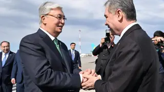 Тоқаев Түркістан әуежайында Гурбангулы Бердімұхамедовті қарсы алды