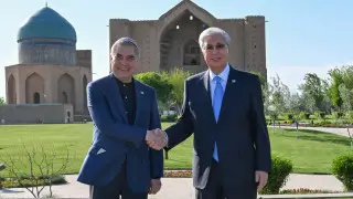 Тоқаев пен Бердімұхамедов Қожа Ахмет Ясауи кесенесіне зиярат етті