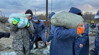 СҚО-дағы Тепличное ауылында түні бойы бөгеттер нығайтылған