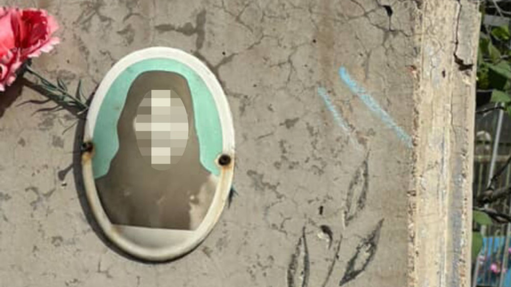 Семей тұрғындарын қалалық зираттағы түсініксіз белгілер алаңдатып қойды
