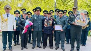 Әскерилер 101 жастағы ардагерді құттықтады