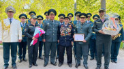 Әскерилер 101 жастағы ардагерді құттықтады