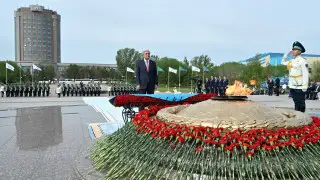 Тоқаев “Отан Ана“ монументіне гүл шоғын қойды