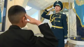 Балалар Ақорданы аралады