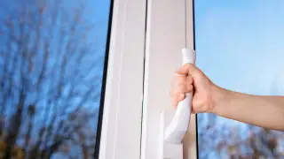 Павлодарда бала терезеден құлап кетті