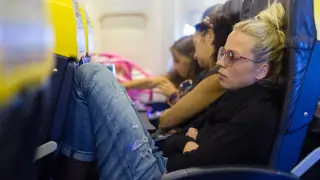 Ұшақта қалай ұйықтауға болады: кеңес