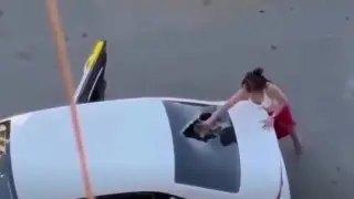 Шымкентте ашулы тұрғын такси көлігін талқандап тастаған