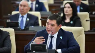 “Жұмыстан шығарылды, болды ма?“ Депутат “СҚ Фармацияның“ бұрынғы басшыларын тексеруді сұрады