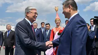 Тоқаев Си Цзиньпинді Астана әуежайынан қарсы алды