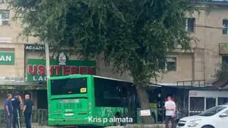 Алматыда автобус жеңіл көлікті қағып, үйге соғылды