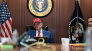 Ақ үйден жарияланған кадрлар: Иранға соққы жасалған сәтте Трамп жанында кімдер болды?