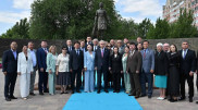 Тоқаев Әлия Молдағұлованың ескерткішіне гүл шоғын қойды
