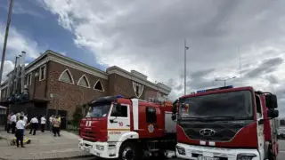 Астанада өртеніп жатқан дәмхананың шатырынан екі адам құтқарылды