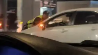 Алматы әуежайында полицей талабына бағынбаған қыздың видеосы тарады