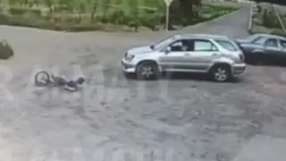 Адамшошырлық кадр: Lexus жүргізушісі баланы қағып, оқиға орнынан қашып кетті