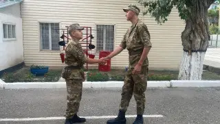 Абай облысында бойы 2 метрден асатын сарбаз борышын өтеп жатыр