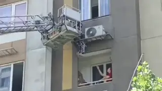 Алматыда терезе жуамын деген әйел биіктен құлай жаздады