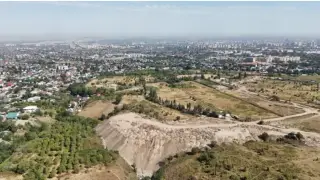 Алматыдағы заңсыз көмілген жыра: Билік депутаттың сынына жауап берді