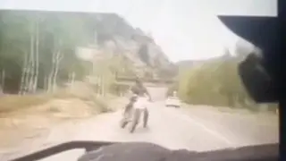 Риддерде полицей мотоцикл жүргізушісін қағып кетті: видео