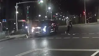 Астанада жол талғамайтын көлік самокат мінген адамды қағып кетті