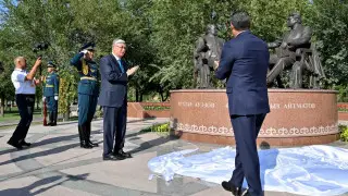 Тоқаев пен Жапаров “Достықтың алтын көпірі“ ескерткішінің ашылу рәсіміне қатысты