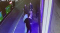 Алматыда самокат мінген жасөспірімдер бала жатқан арбаны қағып кетті