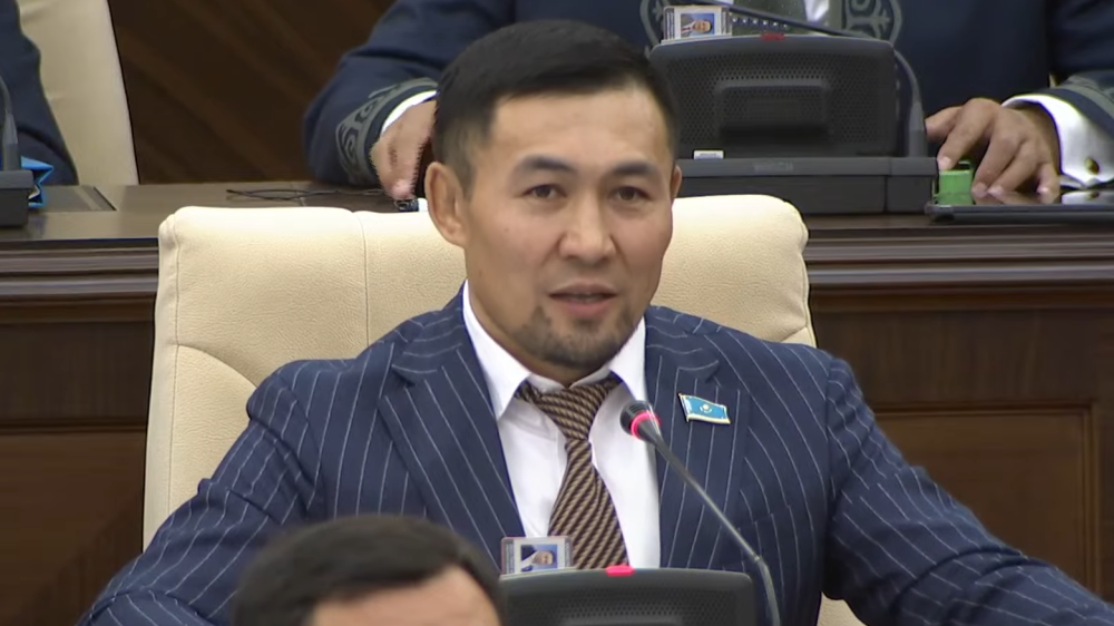 Депутат Ардақ Назаров неге анасын Мәжіліс отырысында құттықтағанын түсіндірді
