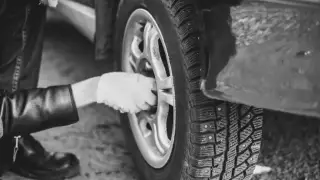 Қайғылы жағдай: Астана жол бойында дөңгелек ауыстырып жатқан екі жігітті көлік қағып кетті