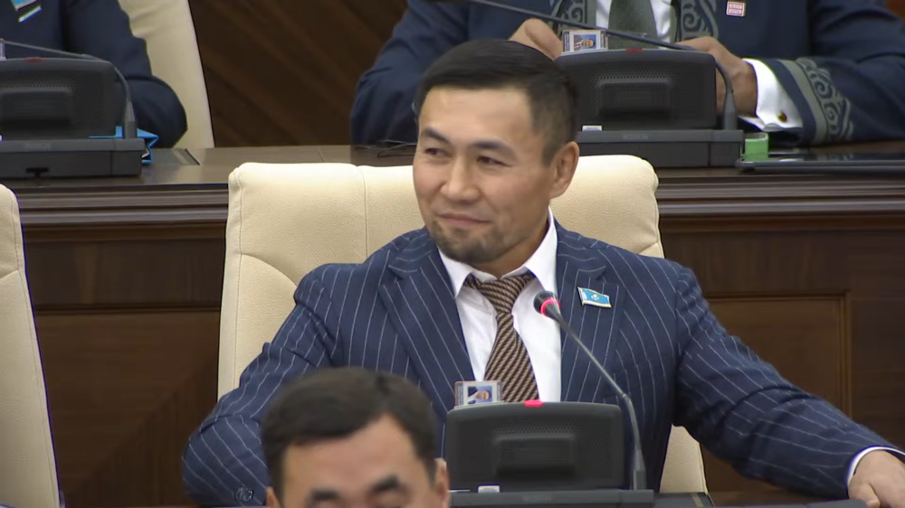 Мәжіліс депутаттарға мінберден анасын құттықтауға рұқсат берді