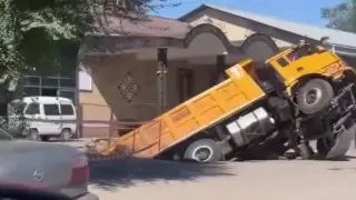 Алматы маңында тасжол опырылып, жүк көлігі түсіп кетті: видео
