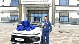 Қызылорда облысының әкімі Әлем чемпионы мен бапкеріне пәтер және көлік кілттерін табыс етті
