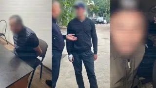 Алматыда бетперде киген үш адам үй иелерін байлап, бағалы бұйымдарын ұрлап кеткен: видео