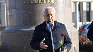 Атырауда Жұмекен Нәжімеденовтің ескерткішіне гүл шоқтары қойылды