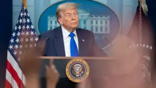 Трамп Қытай тауарларына 100 пайыз тариф енгізілетінін айтты