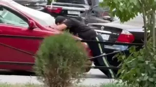 Алматыда полицей формасындағы ер адамның оғаш қылығы видеоға түсіп қалды