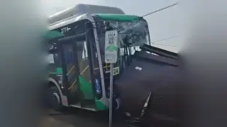 Алматыда автобус аялдамаға соғылып, жаяу жүргіншіні қағып кетті