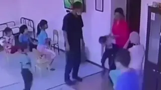 Атырау облысында тәрбиеші мүгедектігі бар баланы ұрған: іс қозғалды