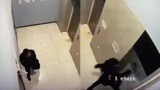 Астанада ер адам лифтінің есігін теуіп, ішіне құлап кеткен (видео)