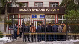 Хасан Қасымбаев сот залындағы терезені сындырған