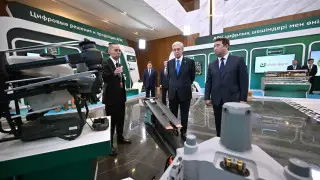 Тоқаев ауыл шаруашылығындағы цифрлық шешімдер көрмесін аралап көрді